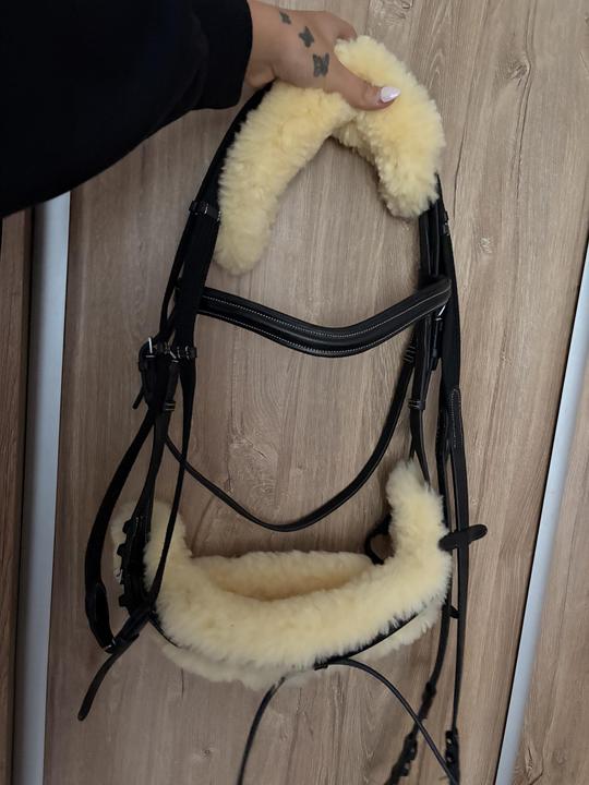 Anatomická uzdečka s beránkem s otěžema