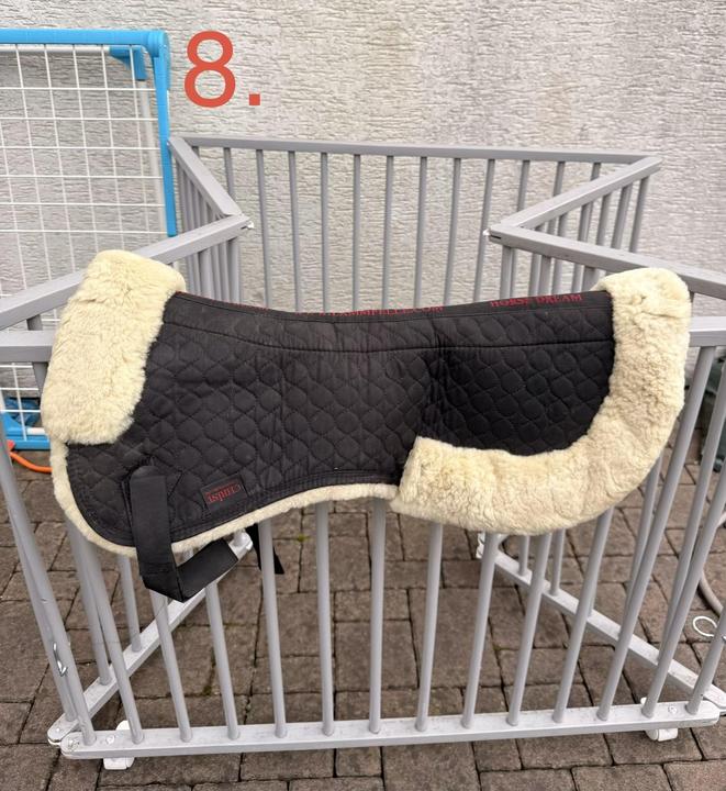 Lammfelle Christ Horse Dream beránek pod sedlo