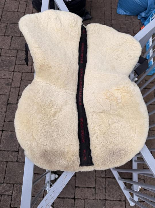 Lammfelle Christ Horse Dream beránek pod sedlo