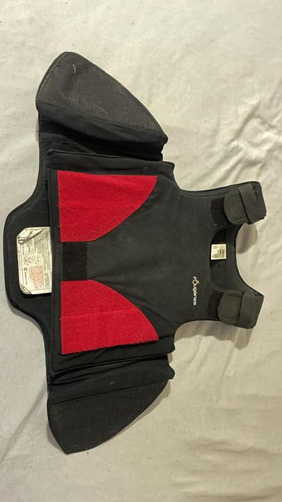 Fouganza safety 100 bodyprotector black JR
