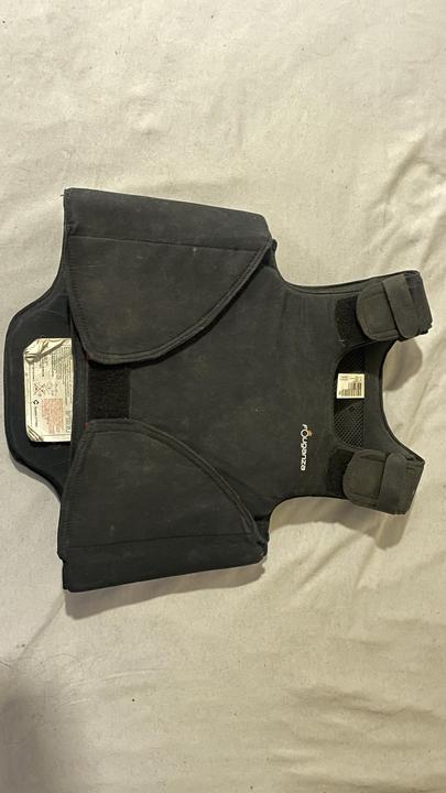 Fouganza safety 100 bodyprotector black JR